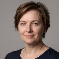 Профессиональный портрет уверенного российского бизнесмена на размытом нейтральном фоне для сайта магазинов Абакана